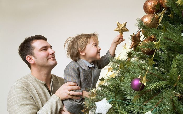 How-to-Decorate-Christmas-tree-with-Family