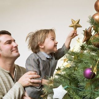 How-to-Decorate-Christmas-tree-with-Family