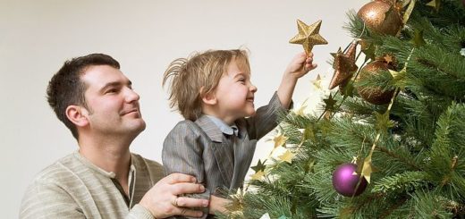 How-to-Decorate-Christmas-tree-with-Family